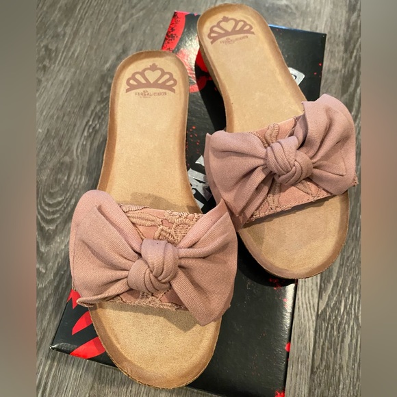 Fergalicious Sandals  Sz 6 - Brand New - Picture 2 of 10